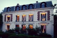 Une élégante façade de caractère, reflet du charme classique de la demeure | © Domaine Les Erables